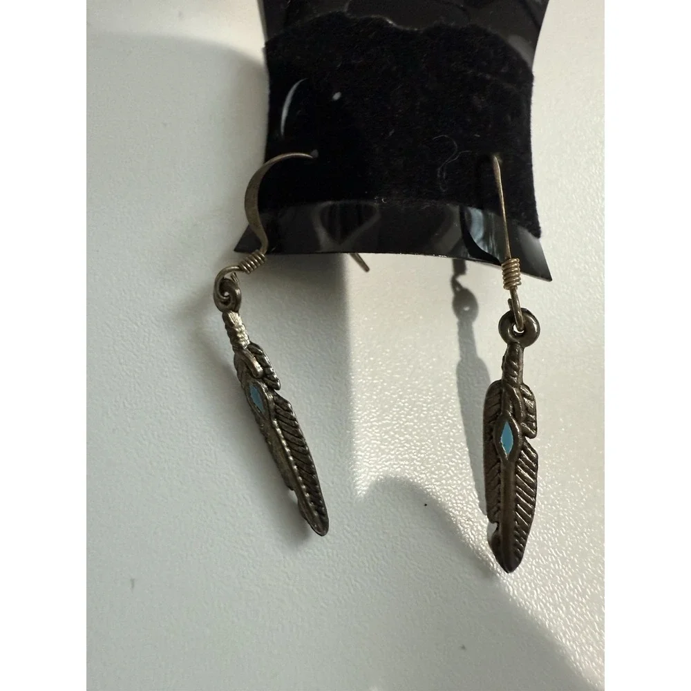 VINTAGE SOUTHWESTERN THEMED SILVER TONE TURQUOISE DROP DANGLE EARRINGS - Picture 1 of 5